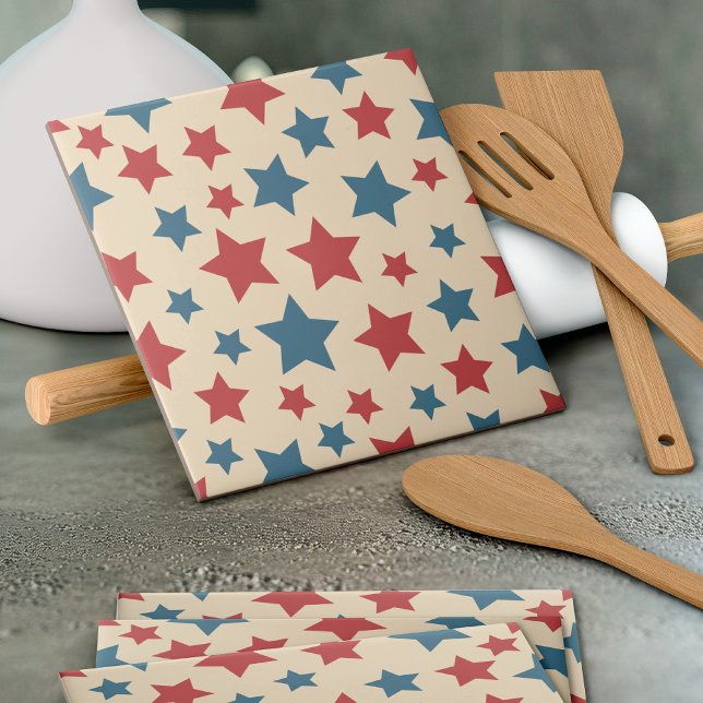 Carreau Étoiles rouges et bleues, 4 juillet, fond beige (Créateur téléchargé)