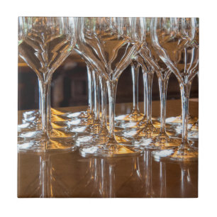 Carreau Europe, Italie, Toscane. Verres à vin dans un vign