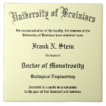 Carreau Fausse tuile de diplôme de Frankenstein<br><div class="desc">Montrez un faux diplôme pour Frank N. Stein. Le créateur du monstre de Mary Shelley. Ceci le montre recevant un diplôme en 2014 de l'université de Brainiacs avec un PhD dans l'ingénierie biologique. Pour le diplômé avec un sens de l'humour et une appréciation de camp et d'horreur.</div>