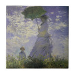 Carreau Femme avec parasol par Claude Monet, Art Vintage<br><div class="desc">La promenade, Camille Monet et Son Fils Jean (Femme avec un Parasol) (1875) de Claude Monet est une vintage peinture impressionniste de famille de portrait. Une mère se promène avec son jeune enfant dans un champ ou dans une prairie printanière. Elle tient un parasol et porte une belle robe qui...</div>