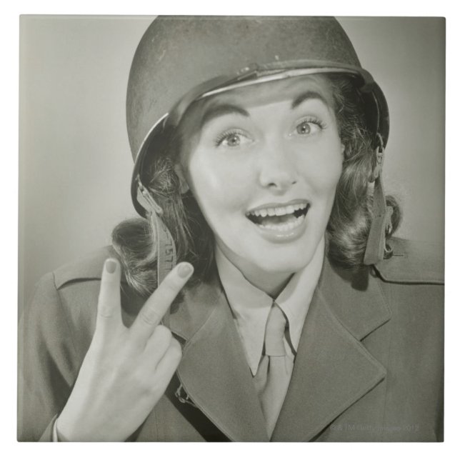 Carreau Femme portant un casque d'armée (Devant)