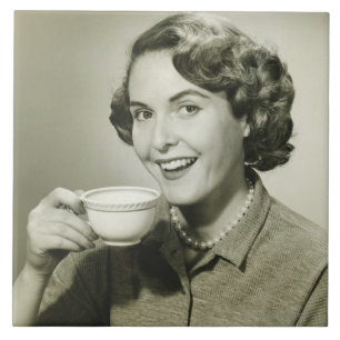 Carreau Femme tenant des tasses