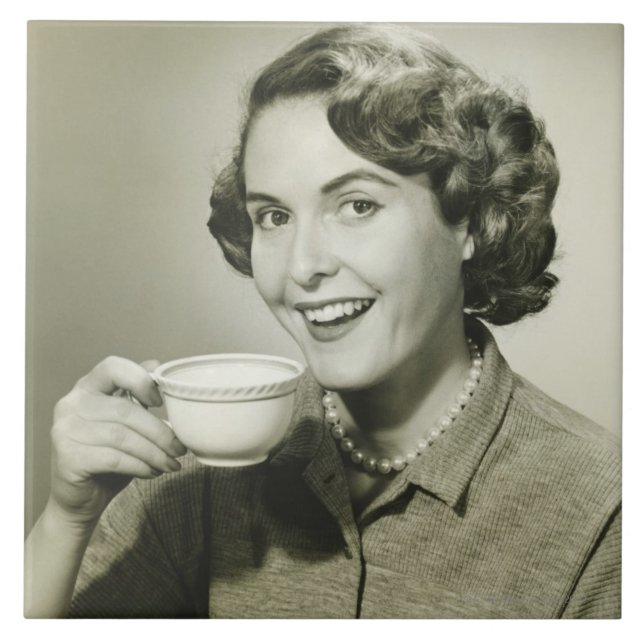 Carreau Femme tenant des tasses (Devant)