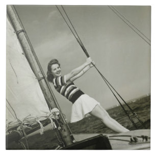 Carreau Femme tenant le calage sur le yacht
