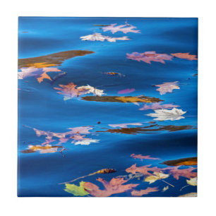 Carreau Feuilles d'automne sur l'eau bleue