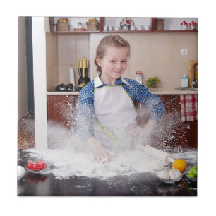 Carreau Fille drôle dans la cuisine désordonnée
