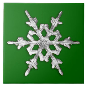 Carreau Flacon de neige blanc et argenté sur le vert de pi