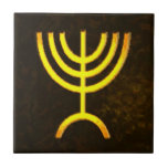 Carreau Flamme de Menorah<br><div class="desc">Un rendu numérique de la menorah juive à sept branches (hébreu : מְ וֹ נ רָ ‎). La menorah à sept branches, utilisée dans le sanctuaire portatif mis en place par Moïse dans le désert et plus tard dans le Temple de Jérusalem, est un symbole du judaïsme depuis des temps...</div>