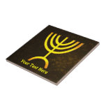 Carreau Flamme de Menorah<br><div class="desc">Un rendu numérique de la menorah juive à sept branches (hébreu : מְ וֹ נ רָ ‎). Customisez en ajoutant votre propre texte. La menorah à sept branches, utilisée dans le sanctuaire portatif mis en place par Moïse dans le désert et plus tard dans le Temple de Jérusalem, est un...</div>