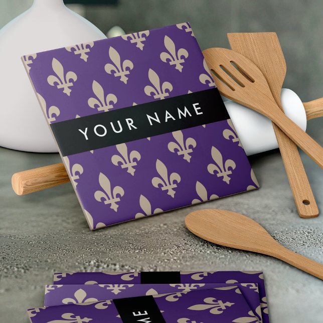 Carreau Fleur de Lis, Beige sur Violet, Royal, Votre Nom (Créateur téléchargé)
