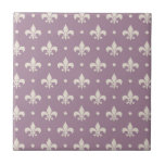 Carreau Fleur De Lis motif en argent sur arrière - plan vi<br><div class="desc">Motif sans couture élégante avec Fleur De Lis et décoration de points en forme de rhombus en couleur argent sur arrière - plan violet pour tous ceux qui aiment le design de luxe élégant.</div>