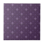 Carreau Fleur de Lis Motif sans couleur<br><div class="desc">Style Rétro violet Fleur de Lis Design Motif sans couture. Parfait pour les accents muraux de carreaux intérieurs, les éclaboussures de dos, entourage de cheminée, salle de bain et douches murs, cuisines et projets artisanaux. Non destiné à l'extérieur. Suggestion : Commandez une tuile à examiner avant de passer une commande...</div>