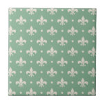 Carreau Fleur de Lis motif sur arrière - plan vert<br><div class="desc">Motif sans couture élégante avec Fleur De Lis et décoration de points en forme de rhombus en couleur argent sur arrière - plan vert pour tous ceux qui aiment le design de luxe élégant.</div>
