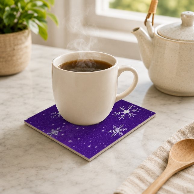 Carreau Flocons de neige blancs sur fond bleu-violet (White Snowflakes with Blue-Purple Background Tile)
