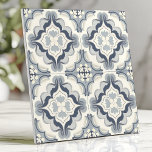 Carreau Floral bleu et blanc doux marocain<br><div class="desc">Créez une atmosphère sereine avec ce carrelage d'inspiration marocaine avec des motifs doux bleu et blanc à fleurs et géométriques. Le design symétrique complexe apporte une touche élégante et apaisante, ce qui en fait l'endroit idéal pour les répliques, les murs accentués ou l'amélioration des intérieurs méditerranéens et modernes.</div>