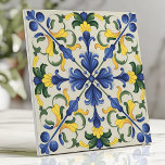 Carreau Floral méditerranéen bleu et jaune vif<br><div class="desc">Ajoutez une touche d'élégance méditerranéenne à votre espace grâce à ce carrelage vibrant aux motifs floraux bleus et jaunes complexes aux accents verts luxuriants. Le design symétrique et les couleurs audacieuses en font un endroit idéal pour les répliques, les murs d'accent, ou pour rehausser tout intérieur avec un charme intemporel...</div>