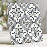 Carreau Flore géométrique gris et crème<br><div class="desc">Élevez votre espace avec ce carrelage élégant qui présente un motif géométrique floral dans des tons doux de gris et de crème. Le design symétrique et les détails complexes créent un look intemporel et sophistiqué, parfait pour les répliques, les murs accentués ou les projets de décoration intérieure raffinée. Ce carrelage...</div>