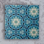 Carreau Formes géométriques bleu doux et indigo Motif flor<br><div class="desc">Ce carrelage en céramique présente un motif géométrique caractérisé par des motifs symétriques d'inspiration florale. Les motifs sont restitués dans des tons de bleu variés, créant un effet visuel apaisant et serein. Les contours foncés définissent les formes et les éléments à l'intérieur du motif, offrant contraste et profondeur à la...</div>