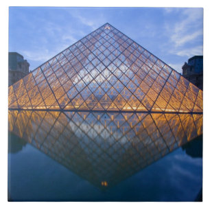 Carreau France, Paris. Le Louvre au crépuscule. Crédit