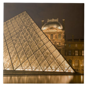 Carreau France, Paris. Le Louvre au crépuscule. Crédit 2
