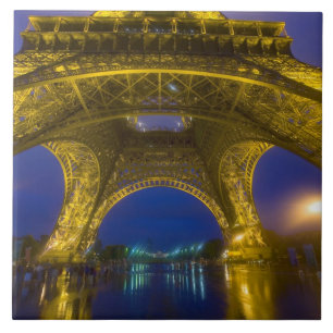 Carreau France, Paris. Tour Eiffel éclairée à