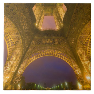 Carreau France, Paris. Tour Eiffel illuminée à 2