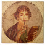 Carreau Fresco of sappho in Pompeii<br><div class="desc">FRESCO OF SAPPHO POMPEII Découverte en 1760, est l'une des peintures les plus célèbres et les plus aimées, communément appelé Sappho. En fait représente une femme Pompéienne de haute société, richement habillée de cheveux filetés d'or et de larges boucles d'oreilles en or, amenant le stylet à la bouche et tenant...</div>