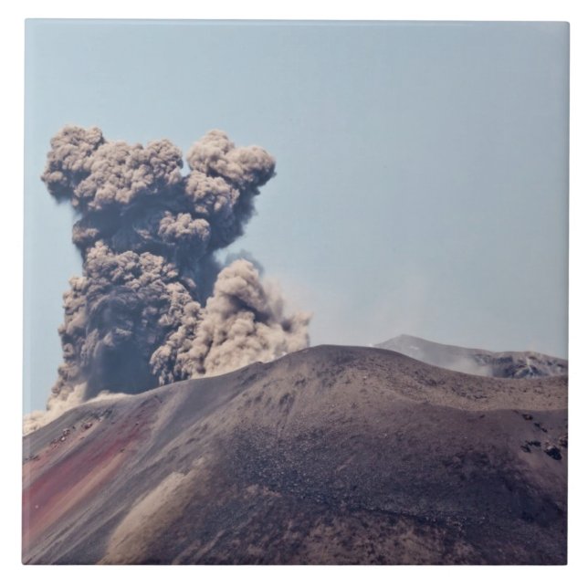 Carreau Fume fuyant du volcan en activité Anak Krakatau (Devant)