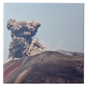 Carreau Fumée s'échappant du volcan actif Anak Krakatau