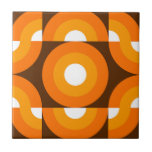 Carreau Funky Orange Brown Retro Circles Art Motif<br><div class="desc">Beaux cercles géométriques contemporains jaune foncé,  orange clair et blanc,  motif sur un arrière - plan marron foncé. Design orné,  élégant,  élégant et éclectique pour la fashionista artistique de fantaisie,  la diva de mode artistique,  populaire branché,  style d'art rétro vintage et abstrait amoureux de motifs géométriques numériques.</div>