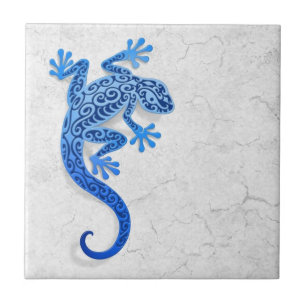 Carreau Gecko bleu s'élevant sur un mur blanc