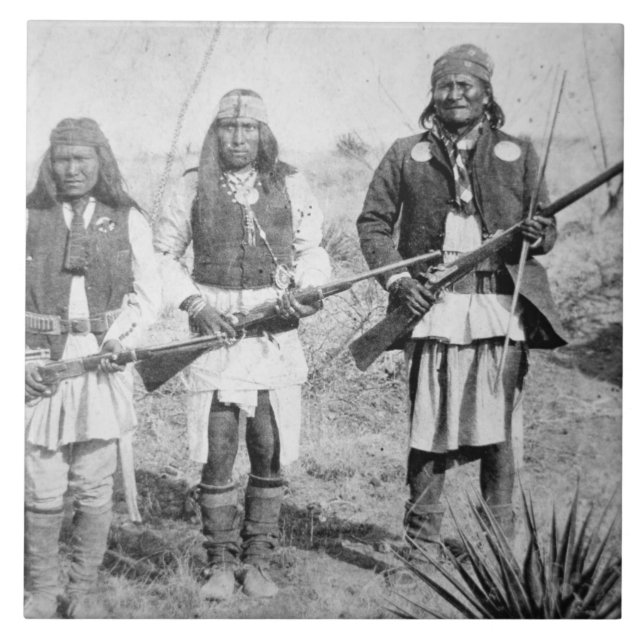 Carreau Geronimo et trois de ses guerriers d'Apache, 1886 (Devant)