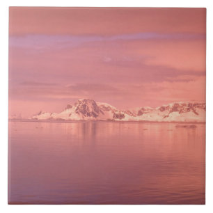 Carreau Glace, neige, icebergs dans les canaux le long de