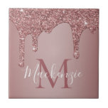 Carreau Glam Rose Gold Sparkle Parties scintillant Monogr<br><div class="desc">Parties scintillant Rose or perche Monogramme céramique ornement avec parties scintillant en or rose/rose faux de mode gouttes sur un arrière - plan chic avec votre monogramme et nom personnalisés. Idéal pour les petits cadeaux ou pour ceux qui aiment le luxe glam style de vie. Parfait pour votre esthétique de...</div>