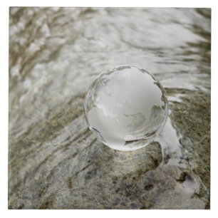 Carreau Globe en verre sur le courant de l'eau