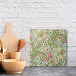 Carreau Golden Lily Fleurs sauvages William Morris<br><div class="desc">Un carrelage décoratif en céramique avec le motif floral dessiné à l'origine par l'artiste britannique William Morris de l'époque des Arts et de l'Artisanat. Lys bordé d'or aux fleurs sauvages rouges et bleus.</div>