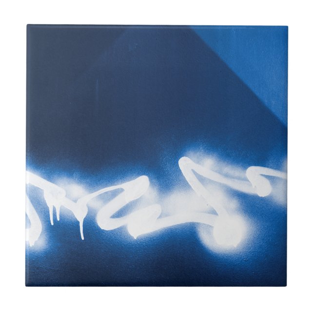 Carreau Graffiti pulvérisé sur métal bleu (Devant)
