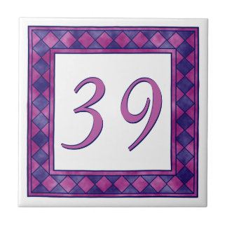 Carreau Grand numéro de maison rose et pourpre Checkered
