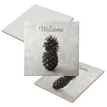 Carreau Gray de bienvenue traditionnel à l'ananas<br><div class="desc">Ces carreaux en céramique élégants et élégants sont ornés de l'ananas, symbole traditionnel de bienvenue, de chaleur, d'affection et d'hospitalité. Il s'agit d'un beau carrelage monochromatique blanc et gris argenté qui sera offert dans tout décor de cuisine. Un ou deux modèles coordonnés, ce carrelage est doté d'un seul ananas en...</div>