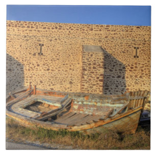 Carreau Grèce, Santorin, Oia. Vieux bateau de pêche sur se