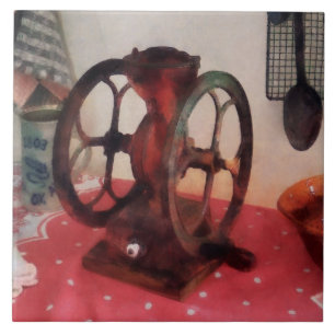 Carreau Grinder de café sur la nappe rouge
