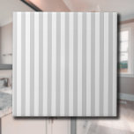Carreau Gris clair et blanc<br><div class="desc">Le motif à rayures gris clair et blanc est un motif du passé, caractérisé par des rayures gris clair et blanc parallèles de différentes largeurs qui sont répétées à travers le motif. Ce motif fait référence au style classique et se caractérise par sa subtilité et son élégance. Les couleurs gris...</div>