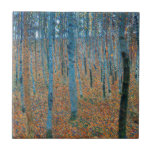 Carreau Gustav Klimt Beech<br><div class="desc">Il s'agit d'oeuvres de Gustav Klimt, Beech Grove 1, 1902. Les oeuvres d'art dépeignent une forêt dense de grands bouleaux, minces, aux troncs pâles marqués par des lignes verticales foncées. Le feuillage est dépeint dans les tons bleu, vert et jaune, ajoutant un sens de profondeur et de vibrations à la...</div>