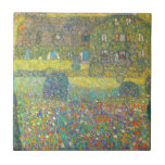 Carreau Gustav Klimt Country House by the Attersee Tile<br><div class="desc">Gustav Klimt Country House by the Attersee Tile. Huile sur toile de 1914. Gustav Klimt est l'un des grands peintres Art nouveau. Country House by the Attersee est l'un des beaux paysages et des peintures de maison de Klimt. L'oeuvre dispose d'un joli jardin avec des fleurs riches et colorées. Un...</div>