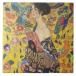 Carreau Gustav Klimt Lady With Fan Art Nouveau Painting<br><div class="desc">Dame Gustav Klimt avec peintre Art Nouveau Fan Ce demi-portrait d'une belle femme montre un arrière - plan jaune avec des ornements asiatiques, des oiseaux colorés et des fleurs de lotus. La dame porte une robe dans le style d'un kimono imprimé des motifs d'une robe de dragon chinoise. Belle peinture...</div>