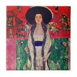 Carreau Gustav Klimt Portrait d'Adele Bloch-Bauer II<br><div class="desc">Carrelage représentant la peinture à l’huile de Gustav Klimt Portrait d’Adele Bloch-Bauer II (1912). Une femme dans un casquette noir se dresse dans un magnifique paysage de rouge vif,  violet,  rose et vert avec des fleurs et des chevaux. Un grand cadeau pour les amateurs d'art Art Nouveau et autrichien.</div>