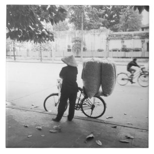 Carreau Hanoi Vietnam, femme livreuse à bicyclette (NR)