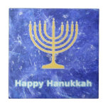 Carreau Hanoukka Snowstorm Menorah<br><div class="desc">Une menorah Hanoukka et "Happy Hanoukka" en or brillant, en bleu et blanc, superposées sur une image fractale bleue et blanche qui rappelle les flocons de neige dans une tempête. Chag Sameach !</div>