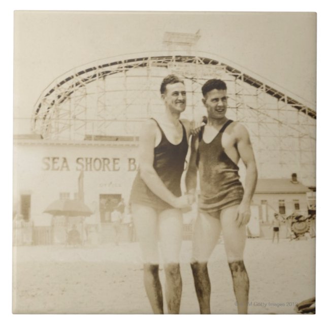 Carreau Hommes se tenant sur la plage (Devant)
