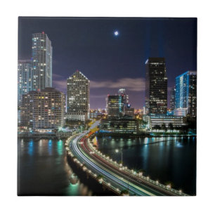 Carreau Horizon de ville de Miami avec le pont la nuit